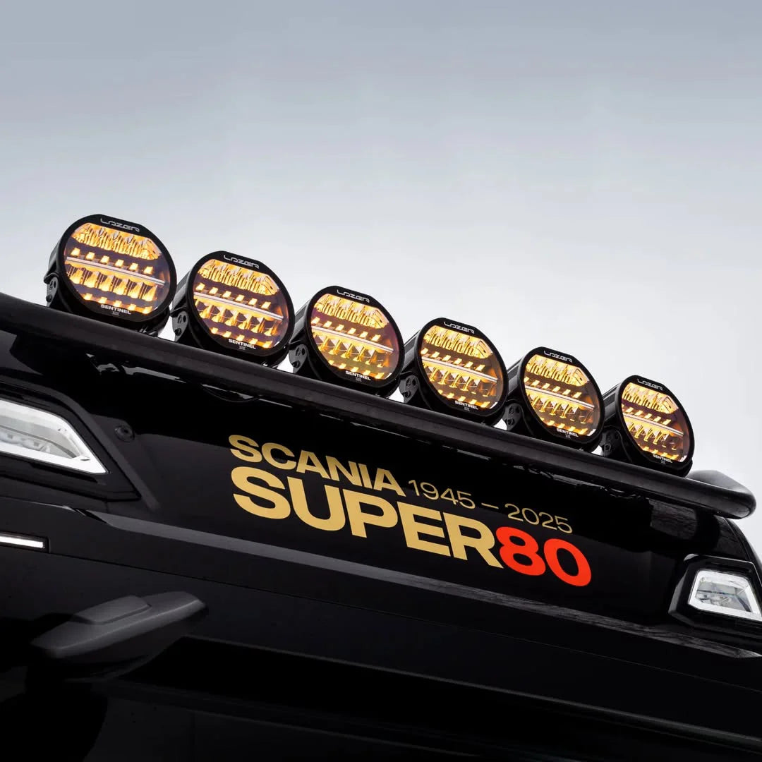 Esimerkkikuva kuorma-auton katolle asennetuista 9-tuumaisista Lazer Sentinel Highline -lisävaloista. Lisävalot ovat mustat ja niissä on pyöreä muotoilu sekä oranssi LED-parkkivalo.