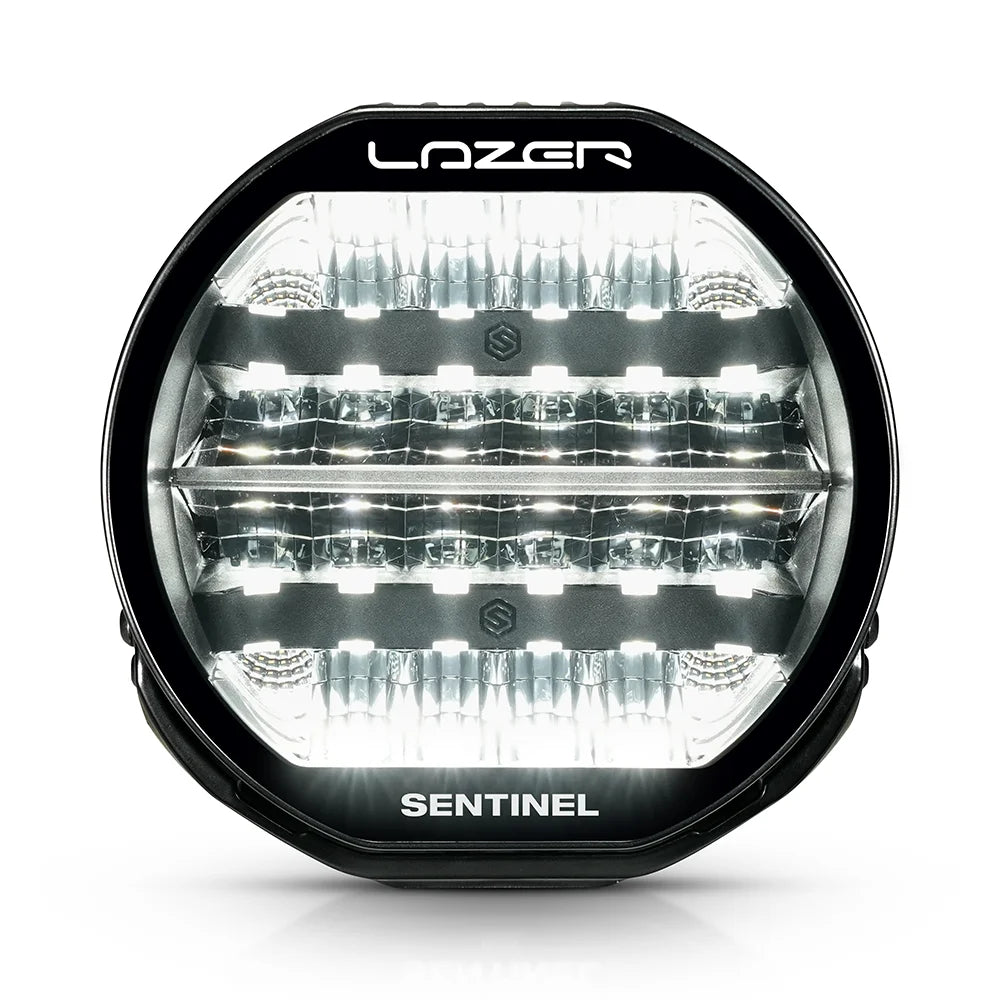 Musta 9-tuumainen Lazer Sentinel Highline -lisävalo, jossa on pyöreä muotoilu, valkoiset LED-parkkivalot, heijastimet useassa rivissä ja jäähdytysrivat taustalla. Valo on valkoista taustaa vasten ja kuvattu edestä.