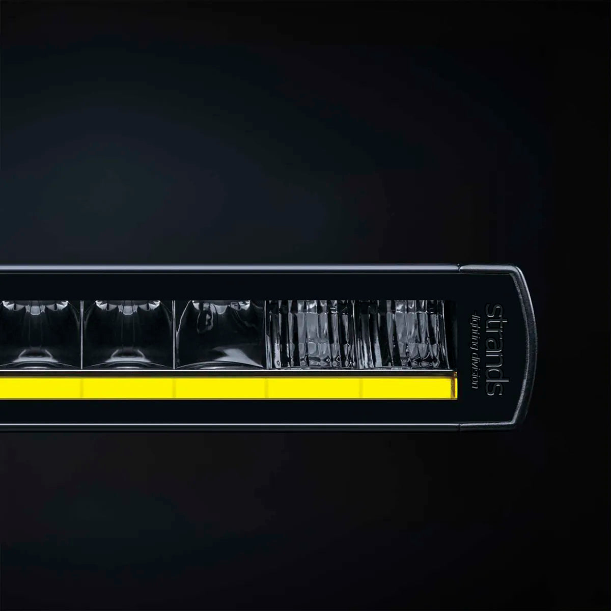 Musta Strands Siberia XP SRC LED BAR 22" -lisävalopaneeli edestä lähietäisyydeltä kuvattuna tummalla taustalla. Valon alaosassa keltainen LED-parkkivalonauha ja valossa yksirivinen heijastinratkaisu.