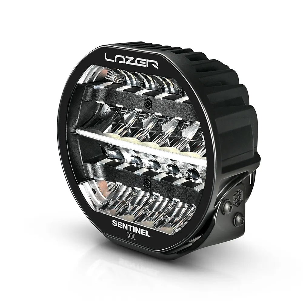 Musta Lazer Sentinel Elite 9-tuumainen lisävalo, jossa on pyöreä muotoilu, heijastimet useassa rivissä ja jäähdytysrivat taustalla. Valo on valkoista taustaa vasten ja kuvattu yläviistosta.
