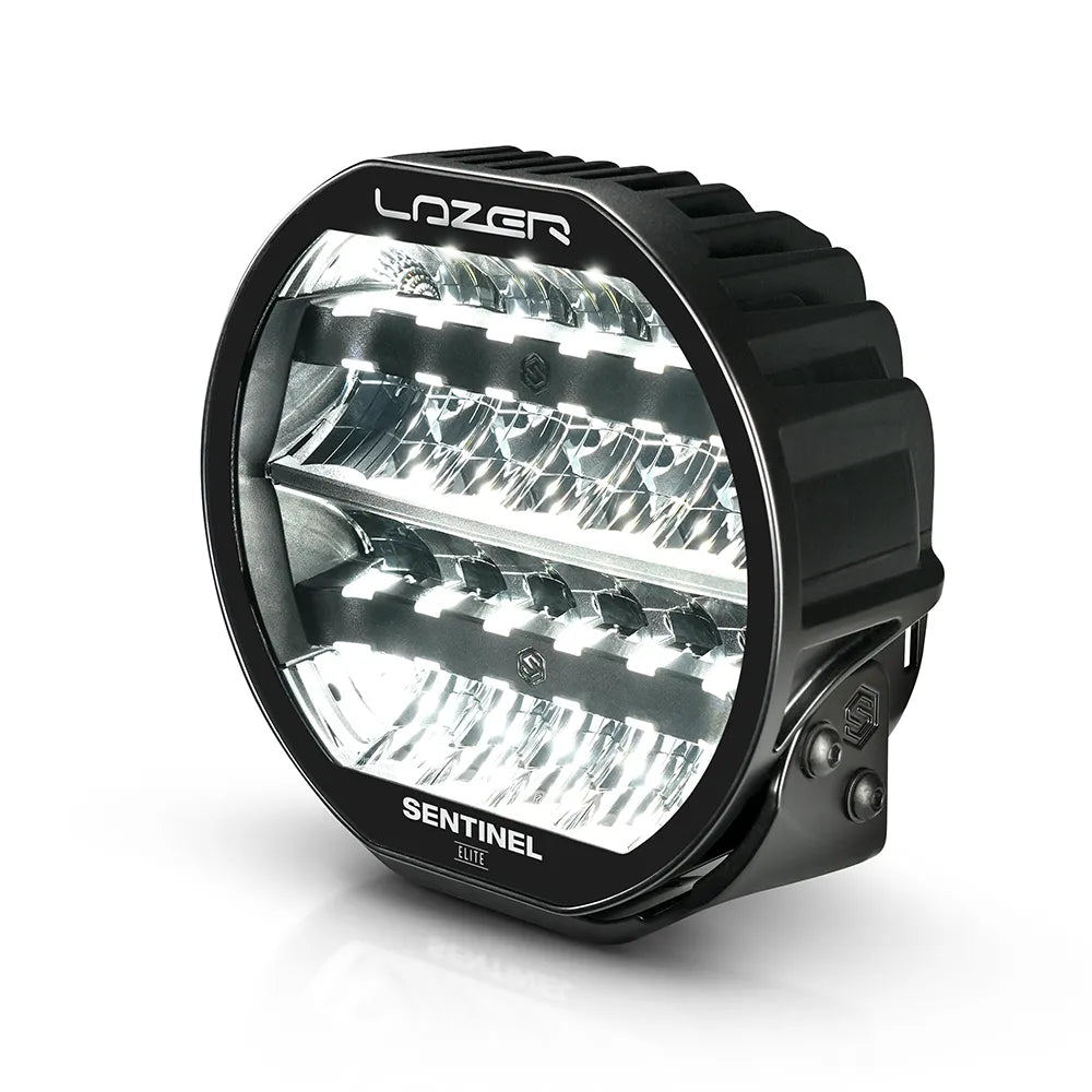 Musta Lazer Sentinel Elite 9-tuumainen lisävalo, jossa on pyöreä muotoilu, valkoiset LED-parkkivalot, heijastimet useassa rivissä ja jäähdytysrivat taustalla. Valo on valkoista taustaa vasten ja kuvattu yläviistosta.