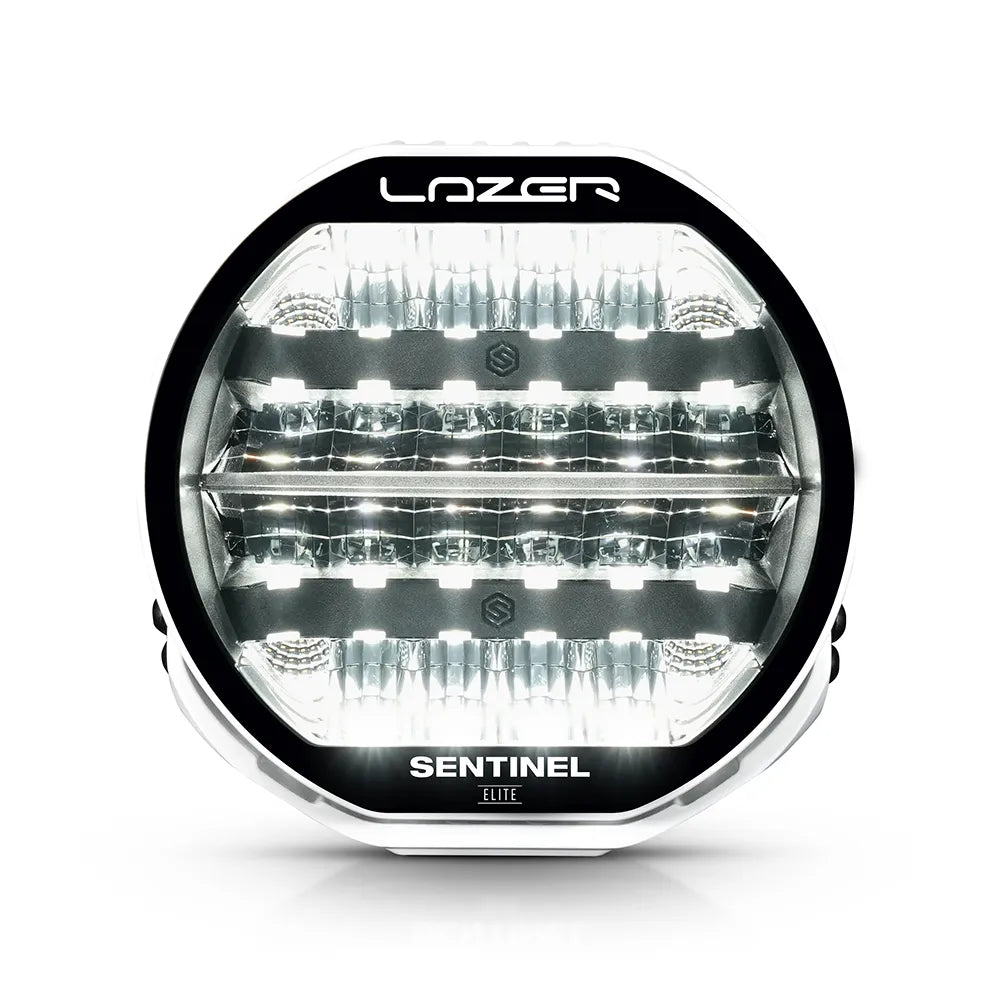 Valkoinen Lazer Sentinel Elite 9-tuumainen lisävalo, jossa on pyöreä muotoilu, valkoiset LED-parkkivalot, heijastimet useassa rivissä ja jäähdytysrivat taustalla. Valo on valkoista taustaa vasten ja kuvattu edestä.