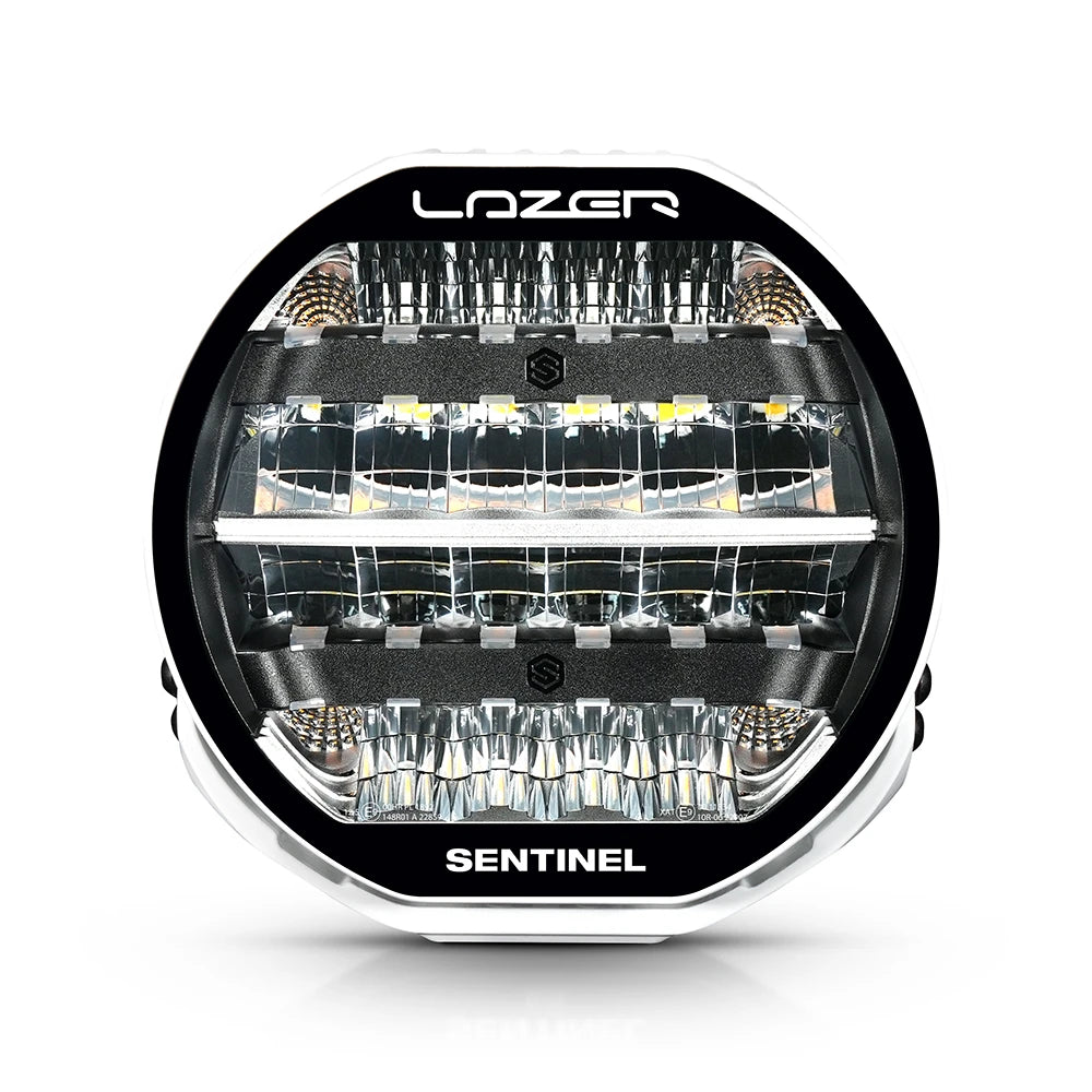 Valkoinen Lazerlamps Sentnel 9" Highline kaukovalo kuvattu suoraan edestä ja parkkivalot eivät ole päällä