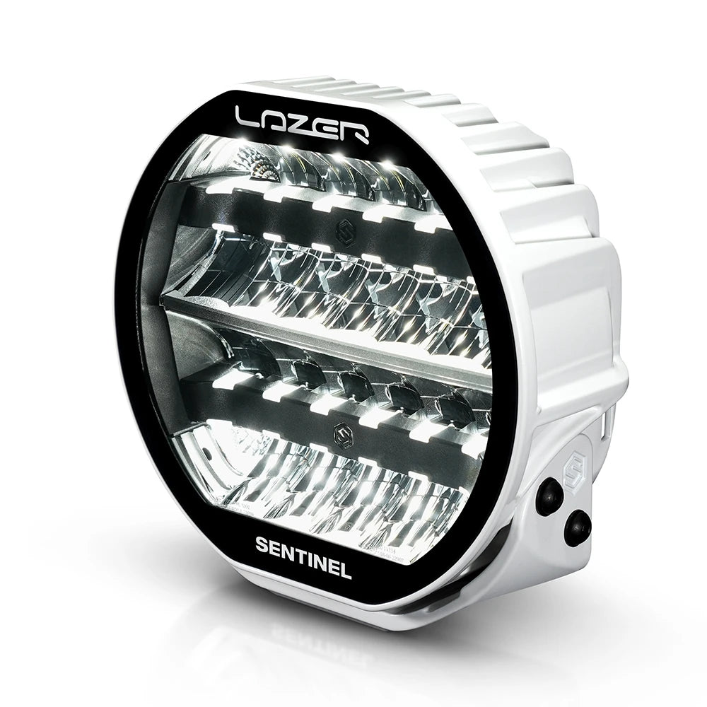 Valkoinen Lazerlamps Sentnel 9" Highline kaukovalo kuvattu etuviistosta ylhäältä kirkkaalla parkilla