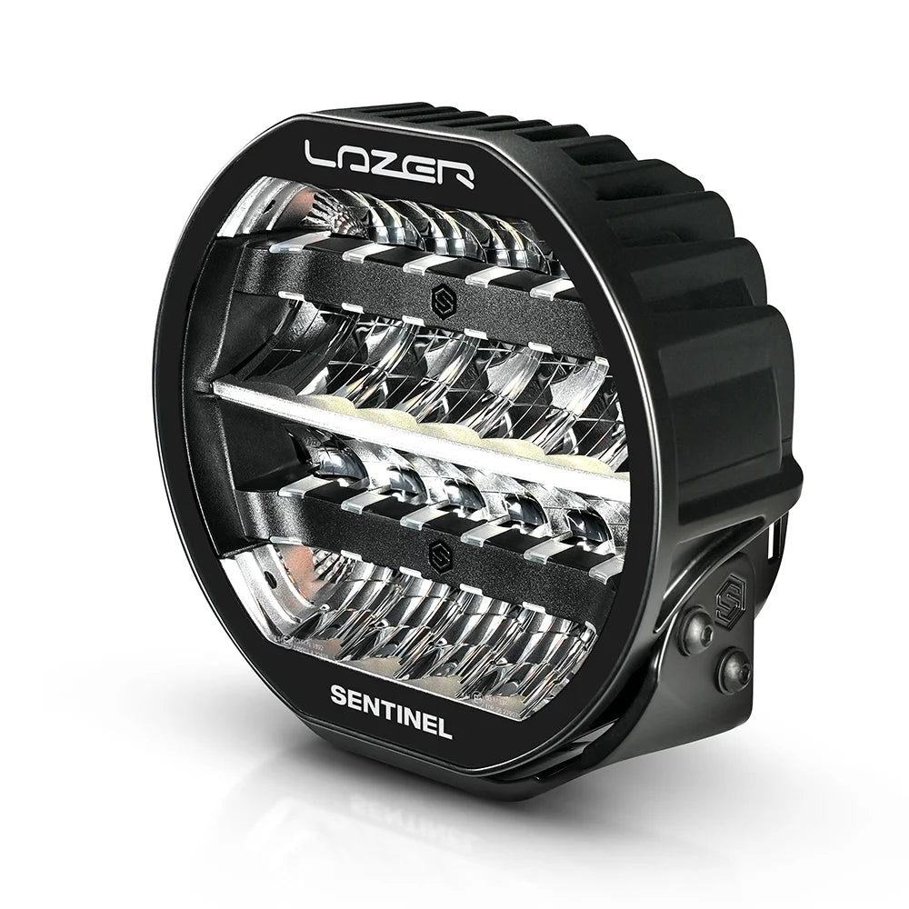 Musta 9-tuumainen Lazer Sentinel Highline -lisävalo, jossa on pyöreä muotoilu, heijastimet useassa rivissä ja jäähdytysrivat taustalla. Valo on valkoista taustaa vasten ja kuvattu yläviistosta.