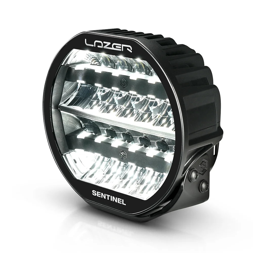 Musta 9-tuumainen Lazer Sentinel Highline -lisävalo, jossa on pyöreä muotoilu, valkoiset LED-parkkivalot, heijastimet useassa rivissä ja jäähdytysrivat taustalla. Valo on valkoista taustaa vasten ja kuvattu yläviistosta.