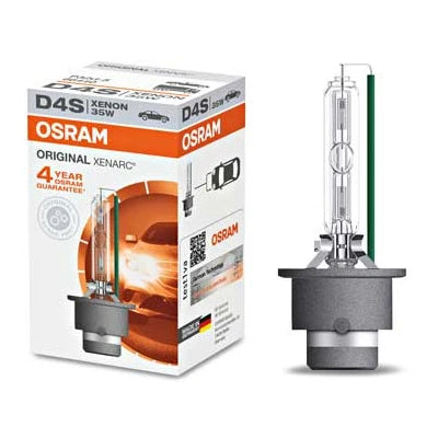 Osram Xenarc Original D4S -polttimo tuotepakkauksen kanssa kuvattuna valkoista taustaa vasten.