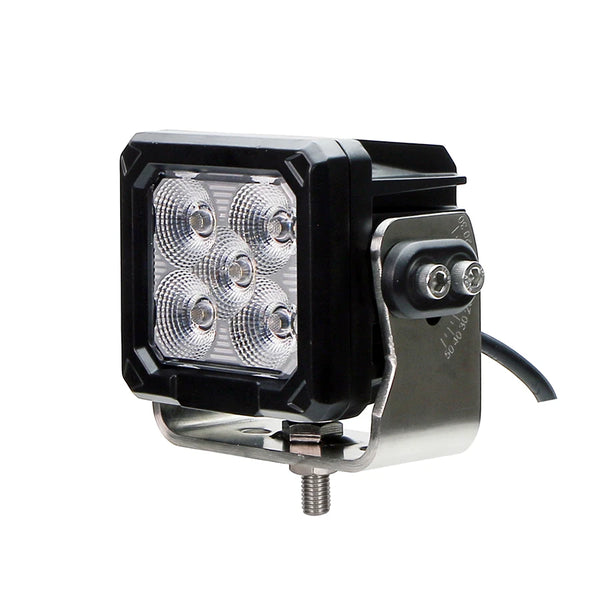 Neliönmuotoinen musta LED-työvalo säädettävällä metallisella sivukiinnikkeellä, kuvattuna valkoisella taustalla.