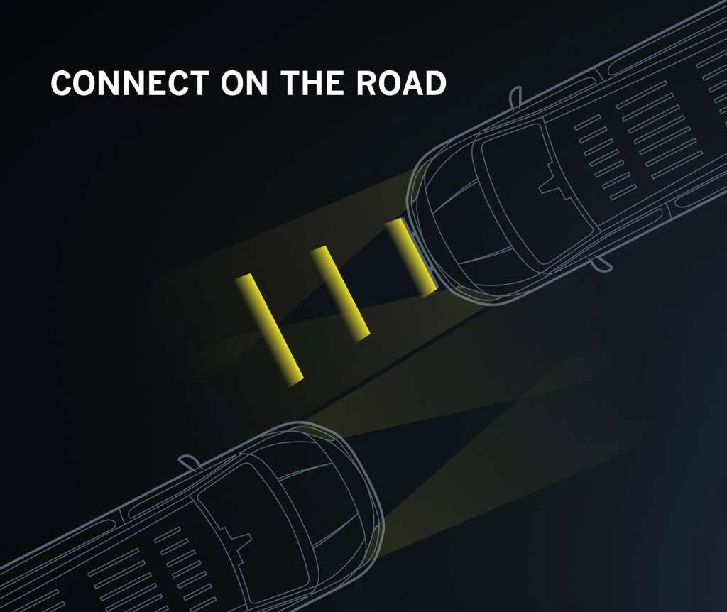 Havainnollistava kuva Strands Siberia X 9" -lisävalon Hello-toiminnosta. Kuvassa tumma tausta ja kaksi autoa, jotka kohtaa tiellä.