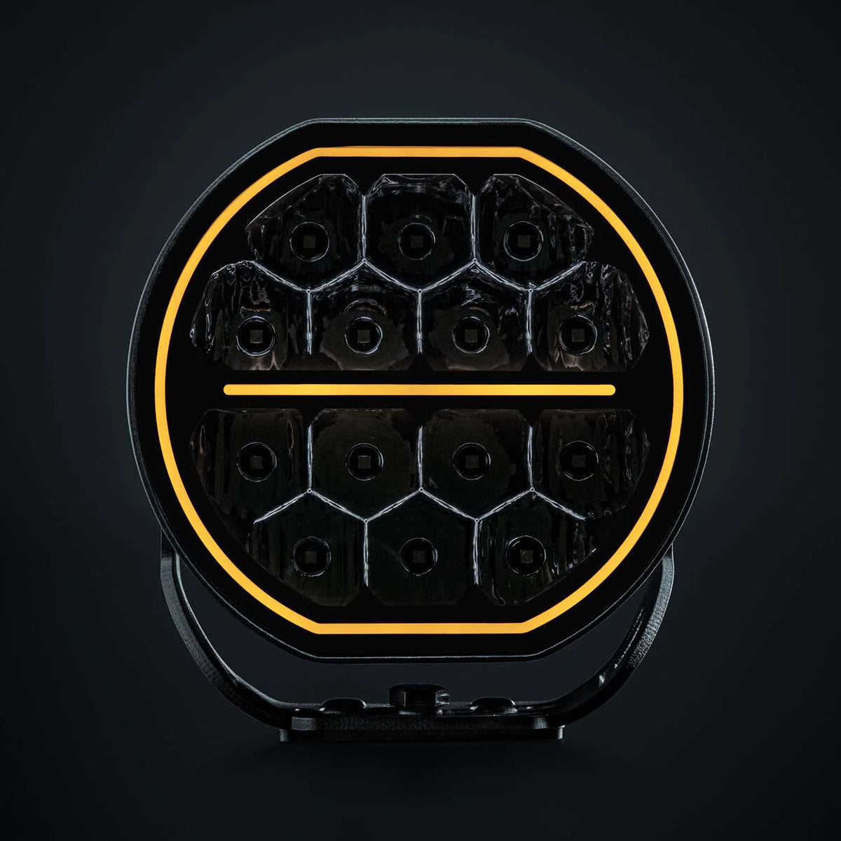 Strands Big Energy 7" pyöreä lisävalo missä tasainen ylä- ja alaosa. oranssi parkkivalo kiertää valon sisäreunaa, sekä keskellä oranssi parkkiviiva. Valo kuvattu mustaa taustaa vasten. Valo kuvattu suoraan edestä päin missä näkyy 14 kulmikasta heijastinelementtiä.