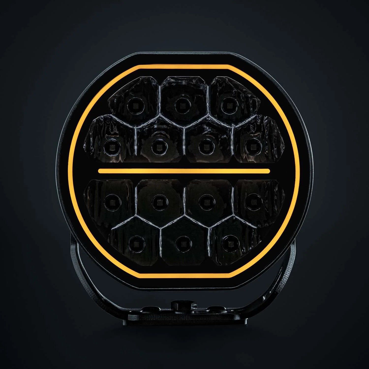 Strands Big Energy 7" pyöreä lisävalo missä tasainen ylä- ja alaosa. oranssi parkkivalo kiertää valon sisäreunaa, sekä keskellä oranssi parkkiviiva. Valo kuvattu mustaa taustaa vasten. Valo kuvattu suoraan edestä päin missä näkyy 14 kulmikasta heijastinelementtiä.