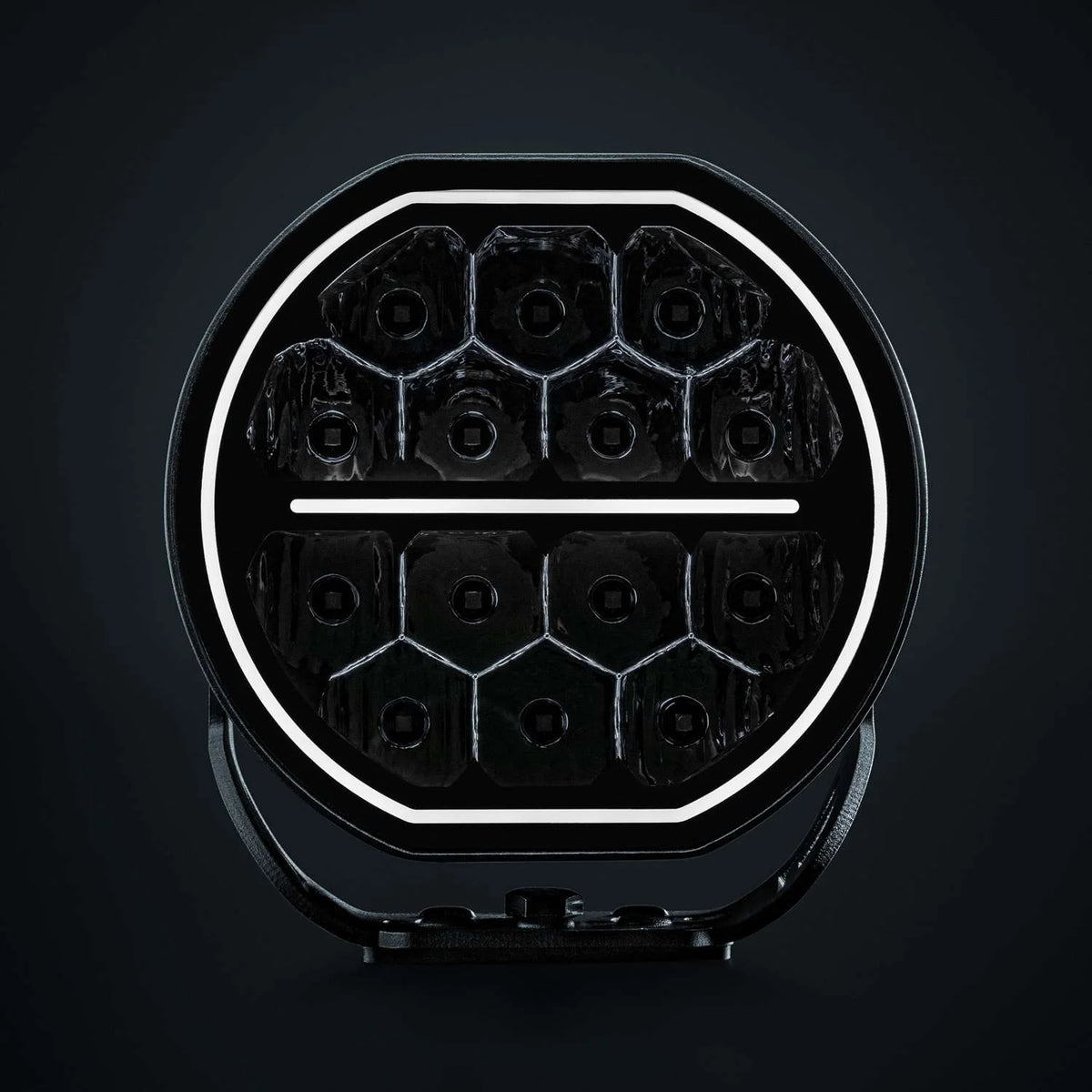 Strands Big Energy 7" pyöreä lisävalo missä tasainen ylä- ja alaosa. valkoinen parkkivalo kiertää valon sisäreunaa, sekä keskellä valkoinen parkkiviiva. Valo kuvattu mustaa taustaa vasten. Valo kuvattu suoraan edestä päin missä näkyy 14 kulmikasta heijastinelementtiä.