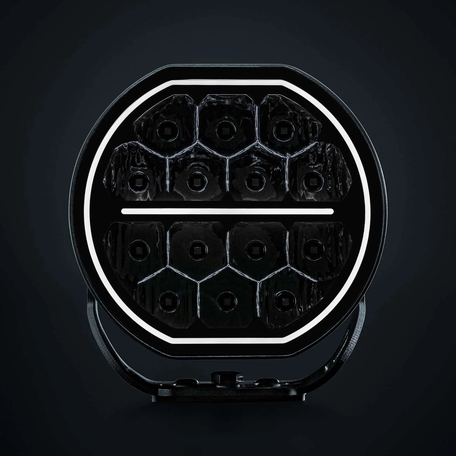 Strands Big Energy 7" pyöreä lisävalo missä tasainen ylä- ja alaosa. valkoinen parkkivalo kiertää valon sisäreunaa, sekä keskellä valkoinen parkkiviiva. Valo kuvattu mustaa taustaa vasten. Valo kuvattu suoraan edestä päin missä näkyy 14 kulmikasta heijastinelementtiä.