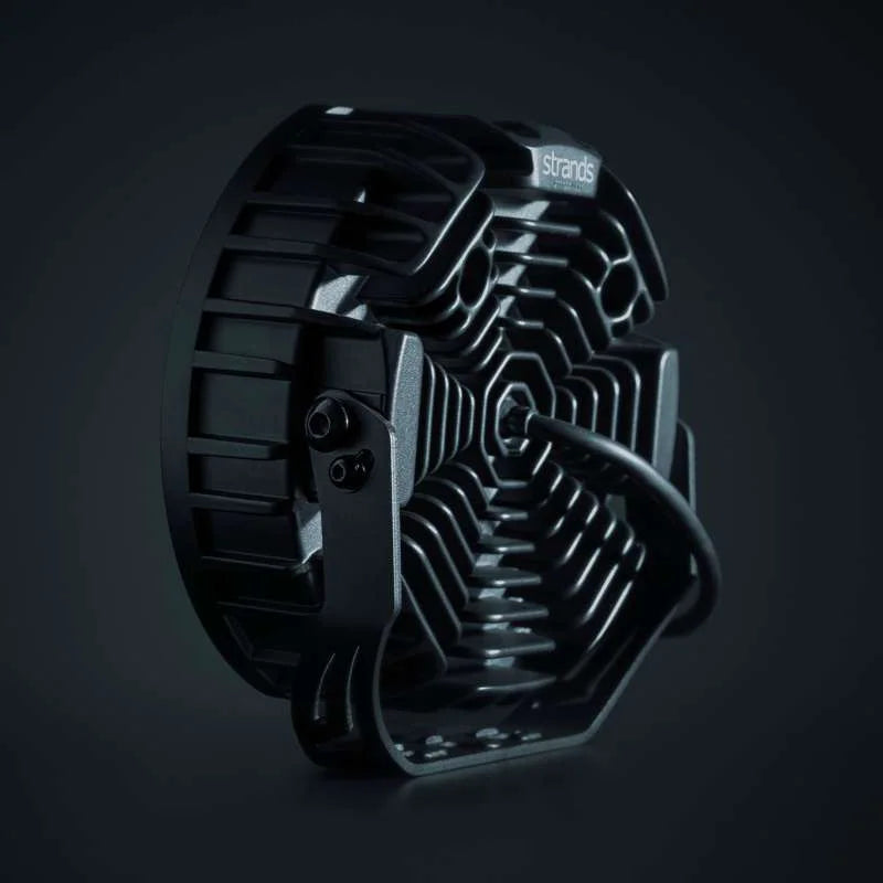 Strands Big Energy 9" pyöreä led lisävalo takaa kuvattu missä näkyy hämähäkkiseittimäinen jäähdytyselementti ja asennusjalka. Valo mustaa taustaa vasten.