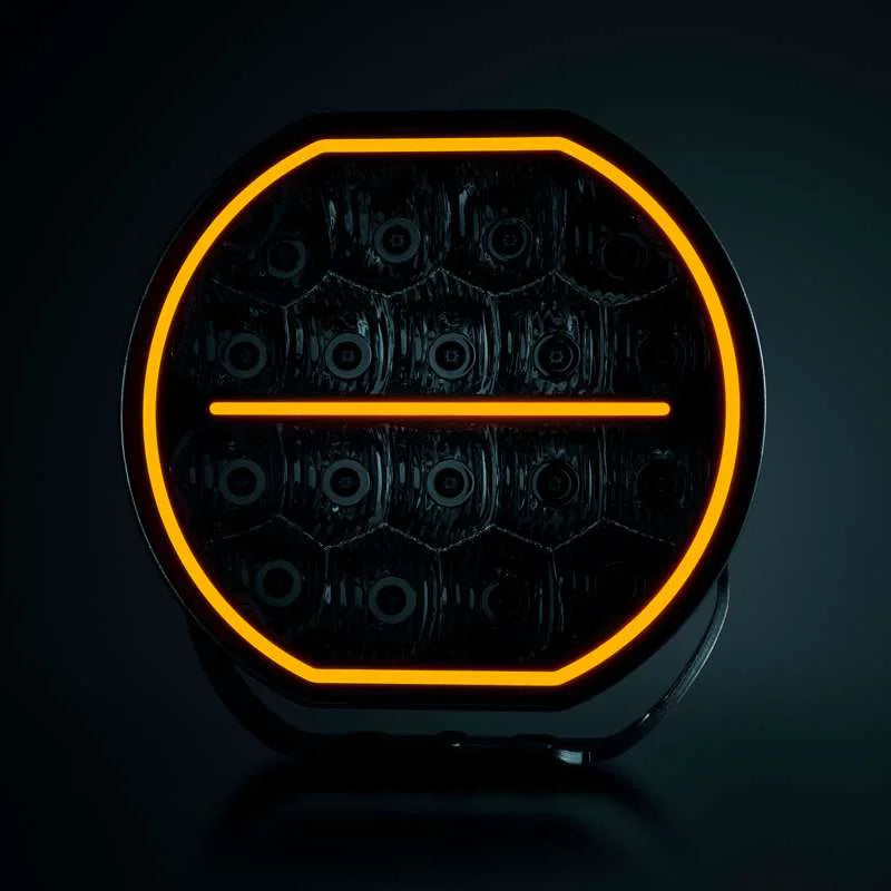 Strands Big Energy 9" pyöreä led lisävalo missä tasainen ylä- ja alaosa. Oranssi parkki kiertää valon ulkoreunaa, sekä keskellä oranssi parkkiviiva. Valo mustaa taustaa vasten. Valo kuvattu suoraan edestä päin.