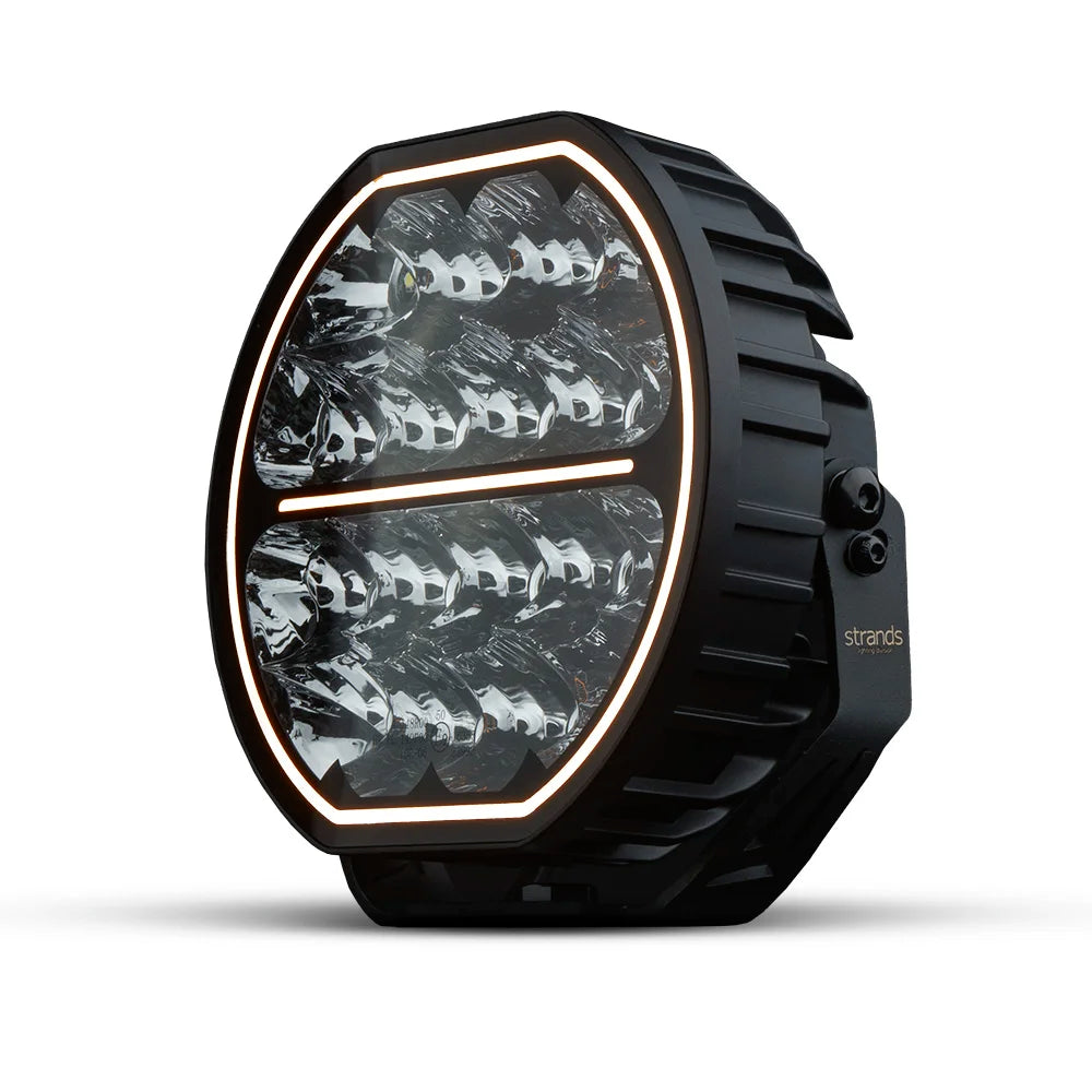 Strands Big Energy 9" pyöreä led lisävalo missä tasainen ylä- ja alaosa. valkoinen parkki kiertää valon ulkoreunaa, sekä keskellä valkoinen parkkiviiva. Valo valkoista taustaa vasten.