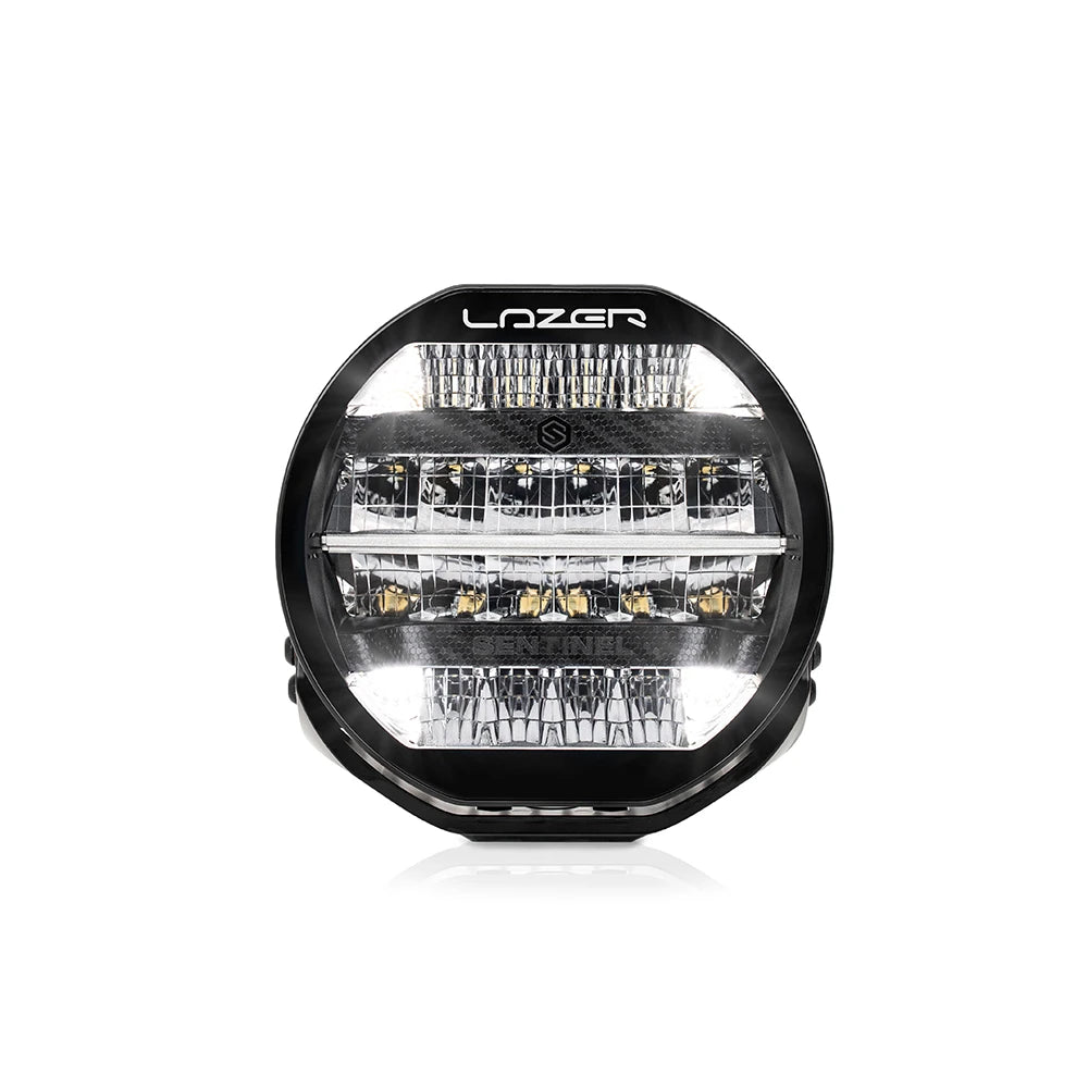 Musta 9-tuumainen Lazer Sentinel 9 STD -lisävalo pyöreällä muotoilulla, valkoisilla parkkivaloilla ja monirivisillä heijastimilla. Valo on kuvattu edestä valkoista taustaa vasten.