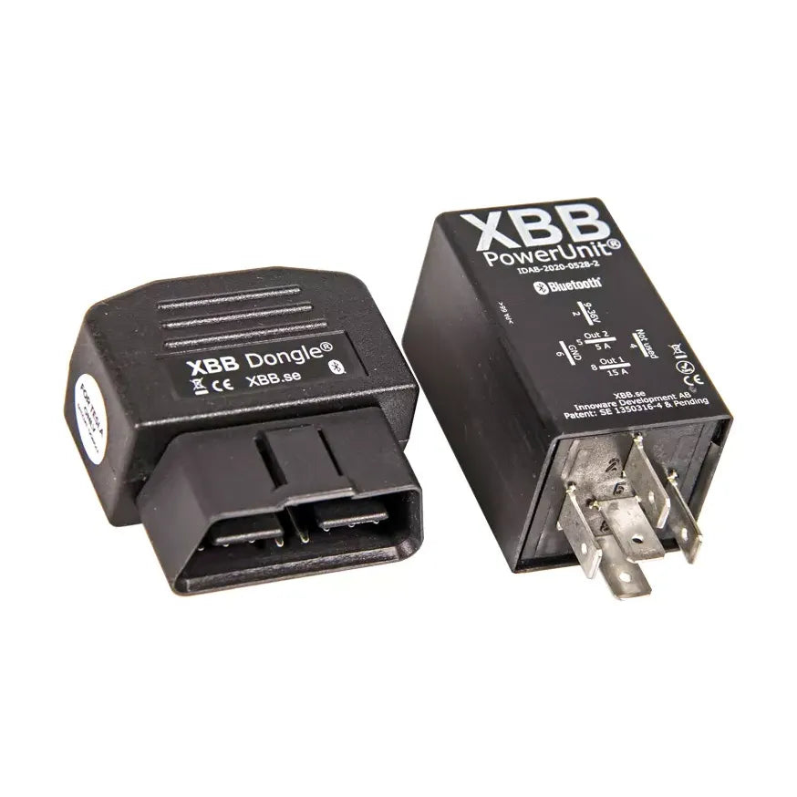 Tesla XBB Dongle & PowerUnit kytkentärele lisävaloihin valkoista taustaa vasten kuvattuna.