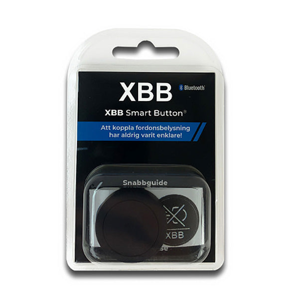 Valkoisella taustalla edestä kuvattuna XBB Smart Button langaton kytkin lisävalolle. Tuote on tuotepakkauksessa.