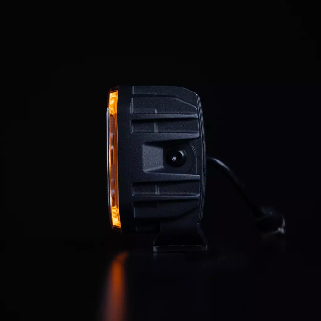 Strands For9t häikäisemätön led-työvalo mustaa taustaa vasten suoraa sivusta kuvattuna ja upea punainen parkki kiertää valon etureunaa neljässä eri tasossa.