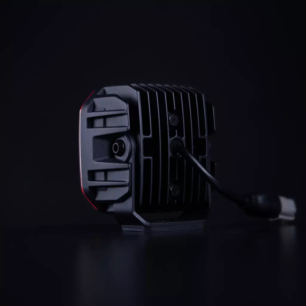 Strands For9t häikäisemätön led-työvalo mustaa taustaa vasten. Kuvattu takaviistosta missä näkyy jäähdytyselementit, johto, sekä Deutsch liitin.