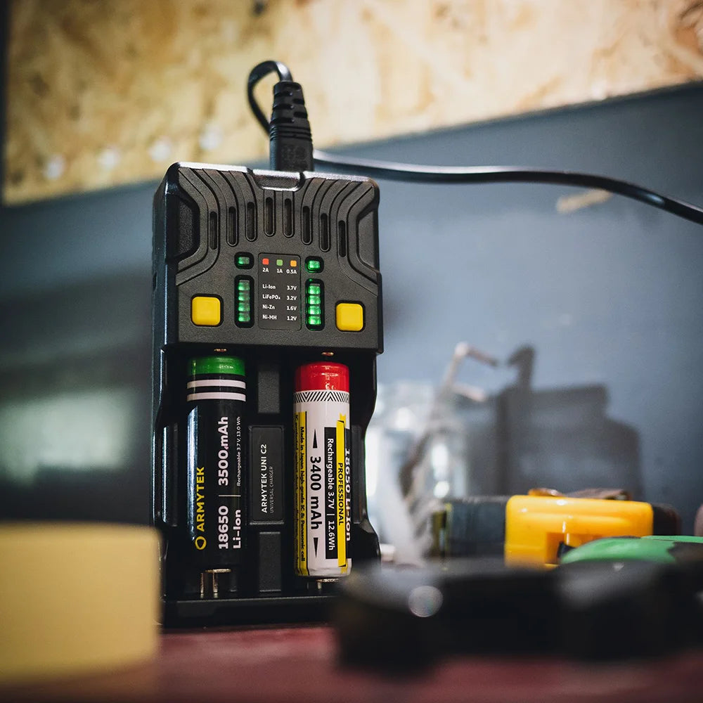 Akkulaturi Armytek Uni C2, 2 Latauspaikkaa