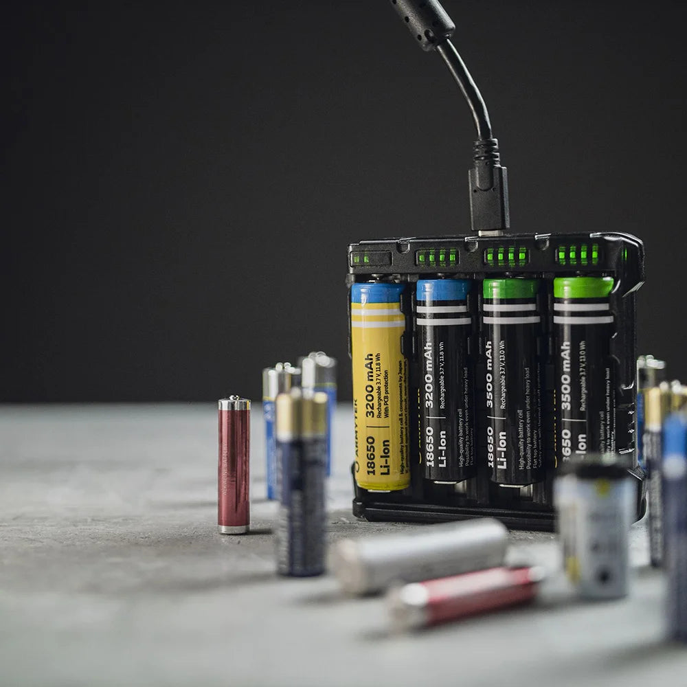 Akkulaturi Armytek Handy C4 Pro, 4 latauspaikkaa