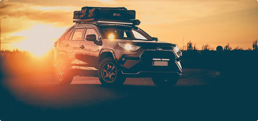 Lazerlamps Toyota Rav4 overlanding auto missä konepellillä Lazer Utility-25 maxx työvalot, keulassa Lazer Linear-18 Elite I-LBA ja katolla Lazer Linear paneelivalo.