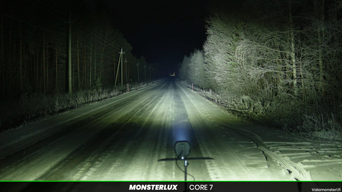 Monsterlux Core 7 LED-lisävalo Mustalla Rungolla