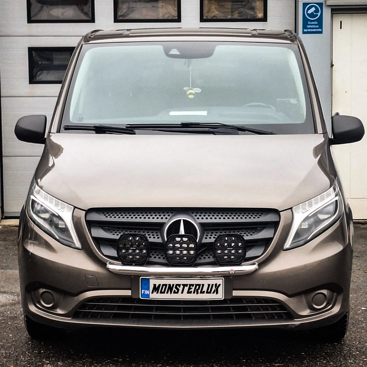 Monsterlux Core 7 LED-lisävalo Mustalla Rungolla