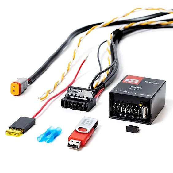 Valkoista taustaa vasten yläviistosta kuvattu Modernum Digital Lightning 1200 CAN-väylä -johtosarja.
