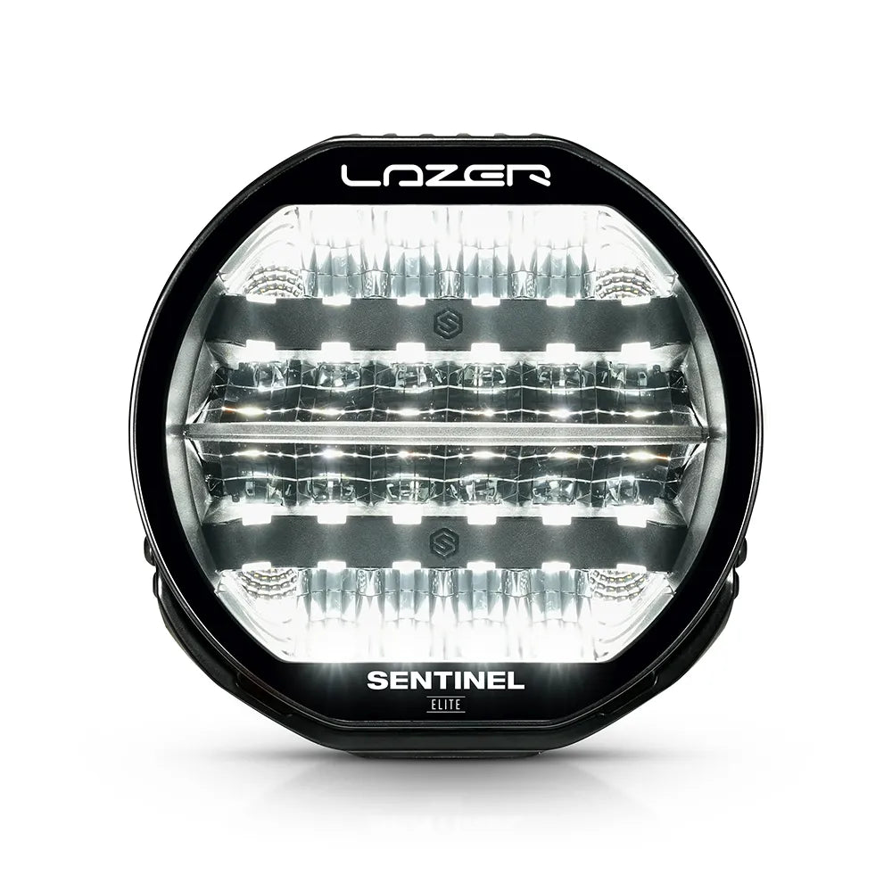 Musta Lazer Sentinel Elite 9-tuumainen lisävalo, jossa on pyöreä muotoilu, valkoiset LED-parkkivalot, heijastimet useassa rivissä ja jäähdytysrivat taustalla. Valo on valkoista taustaa vasten ja kuvattu edestä.