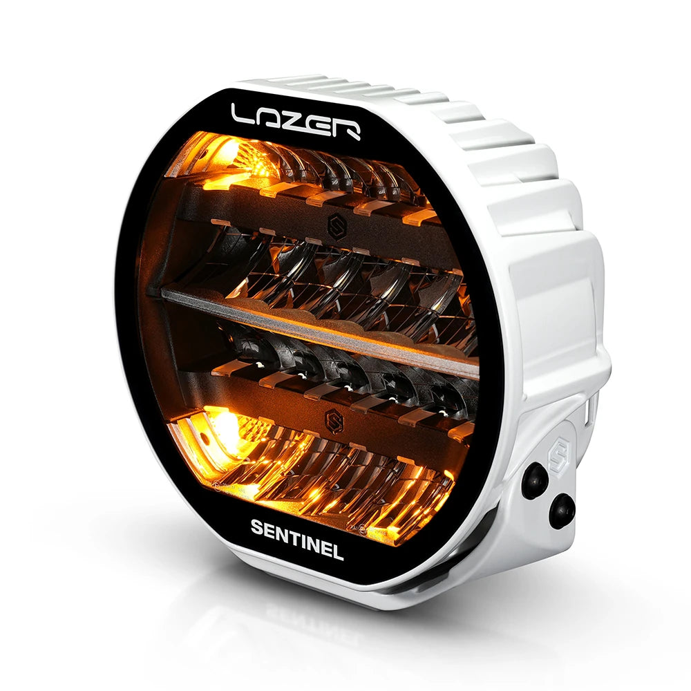 Valkoinen Lazerlamps Sentnel 9" Highline kaukovalo kuvattu etuviistosta ylhäältä Varoitusvalotoiminto päällä