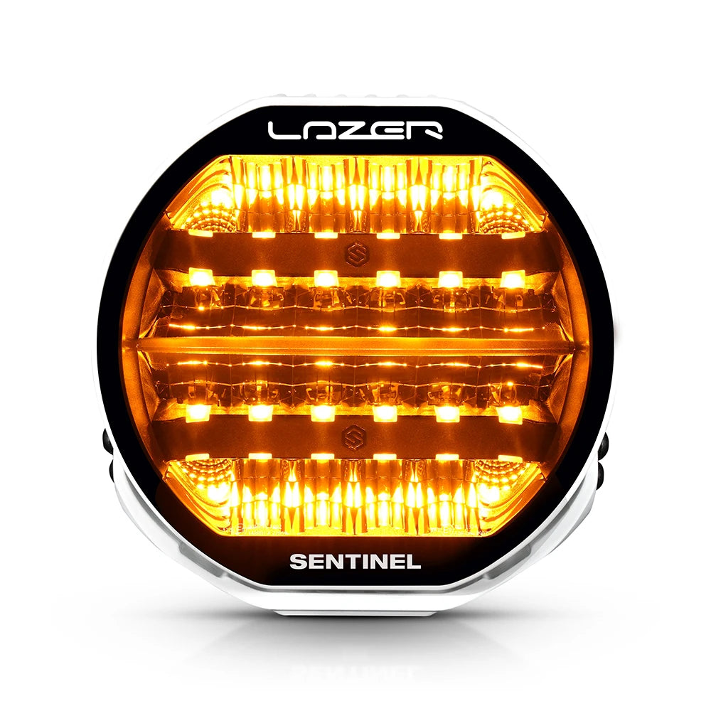 Valkoinen Lazerlamps Sentnel 9" Highline kaukovalo kuvattu suoraan edestä oranssilla parkilla