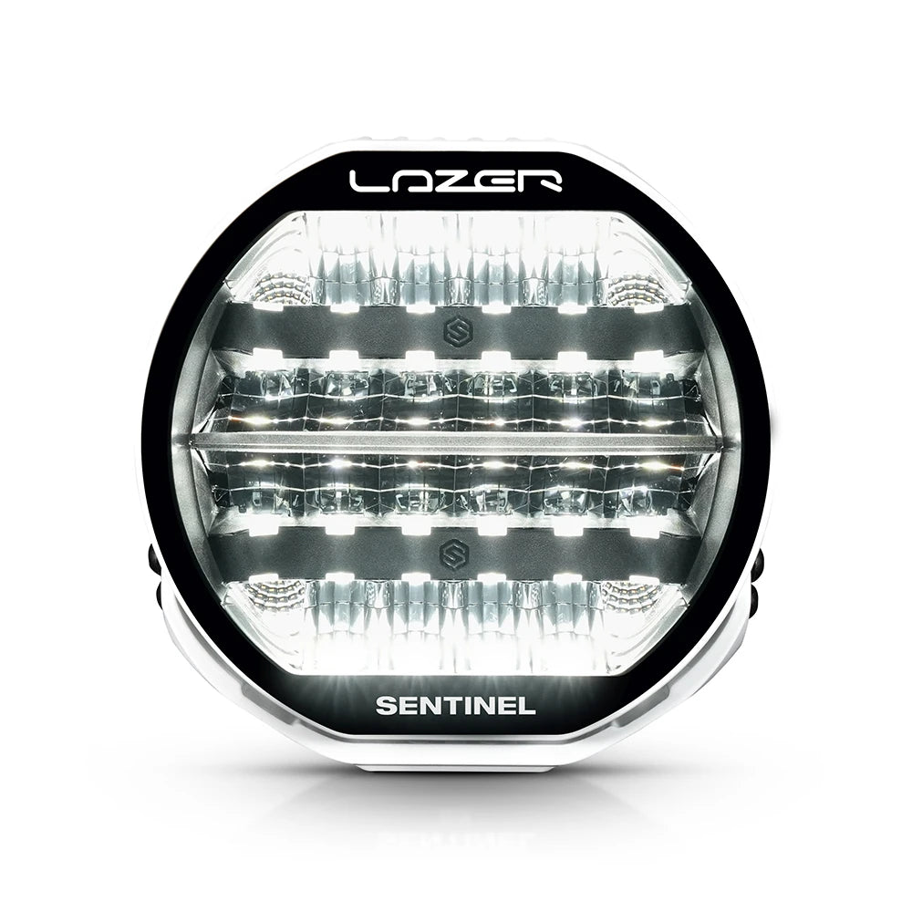 Valkoinen Lazerlamps Sentnel 9" Highline kaukovalo kuvattu suoraan edestä kirkkaalla parkilla