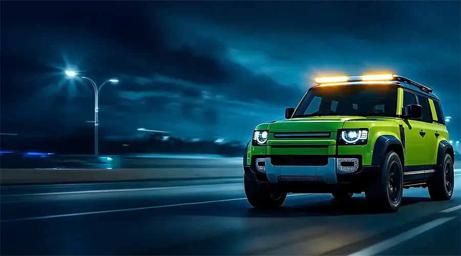 Valomonsterin vihreä maastoauto missä tehokkaat lisävalot.