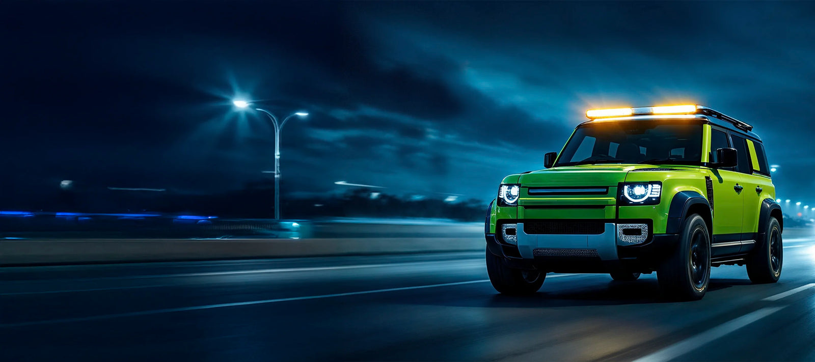 Vihreä 2024 vuoden Valomonsteri Landrover Defender missä kirkkaimmat lisävalot katolla.