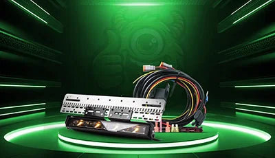 Lisävalopaketit vihreällä Valomonsteri taustalla. tyylikkäässä studioympäristössä, ossa valaistu vihreä koroke.