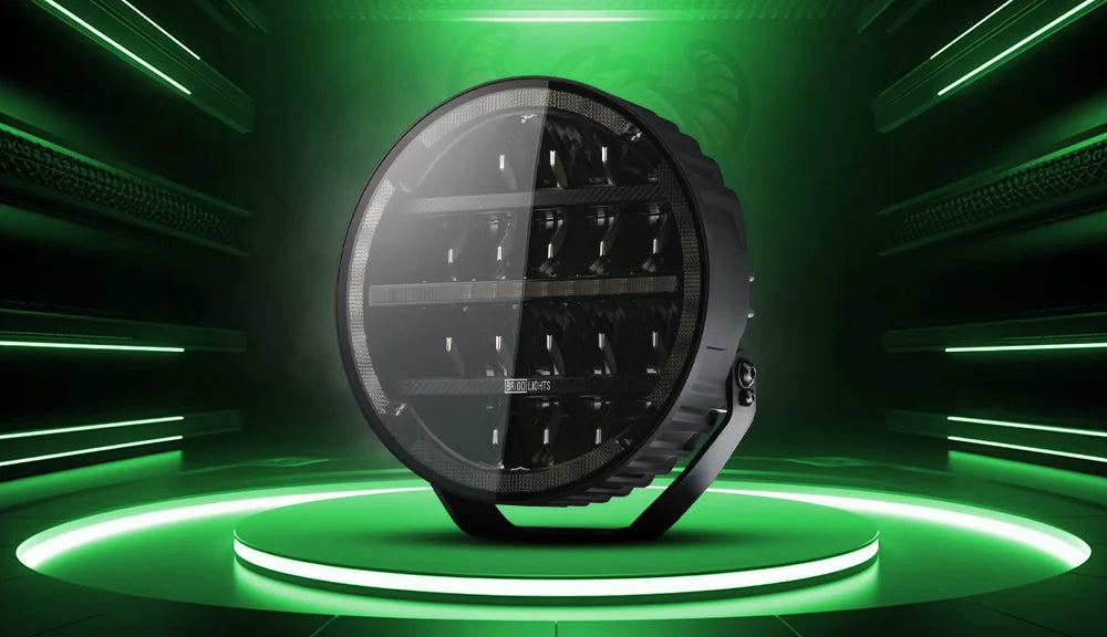 Briod lights musta pyöreä 9" led lisävalo vihreällä Valomonsteri taustalla. tyylikkäässä studioympäristössä, ossa valaistu vihreä koroke.