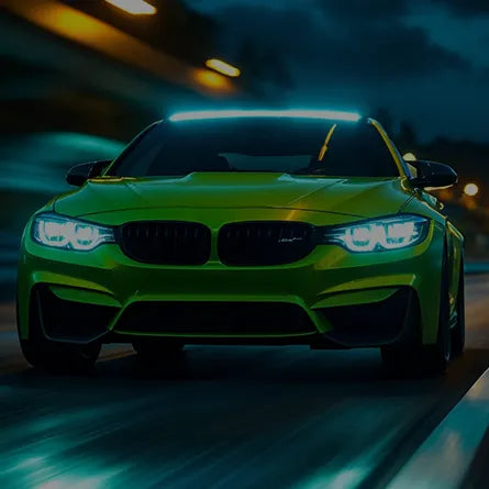 Valomonsterin VIP kanta-asikaat. Vihreä BMW missä katolla tehokas lisävalopaneeli.